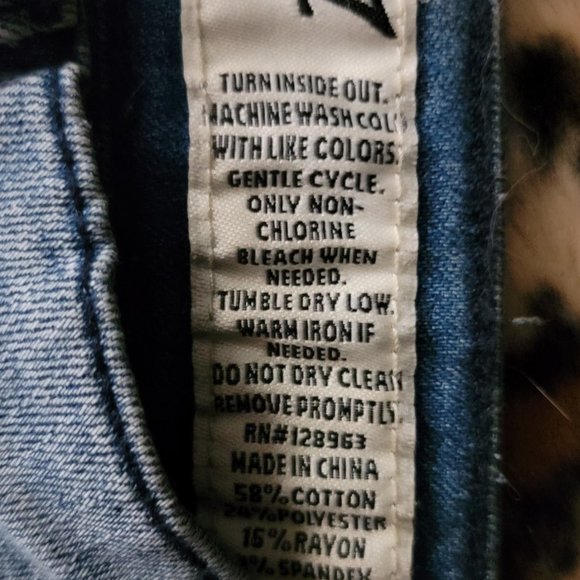 Indigo Rein Shorts size 7 w/ stretch.. - Picture 3 of 5